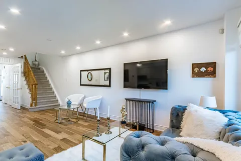 6973 Lisanne Crt, Mississauga, ON L5N 6Z7