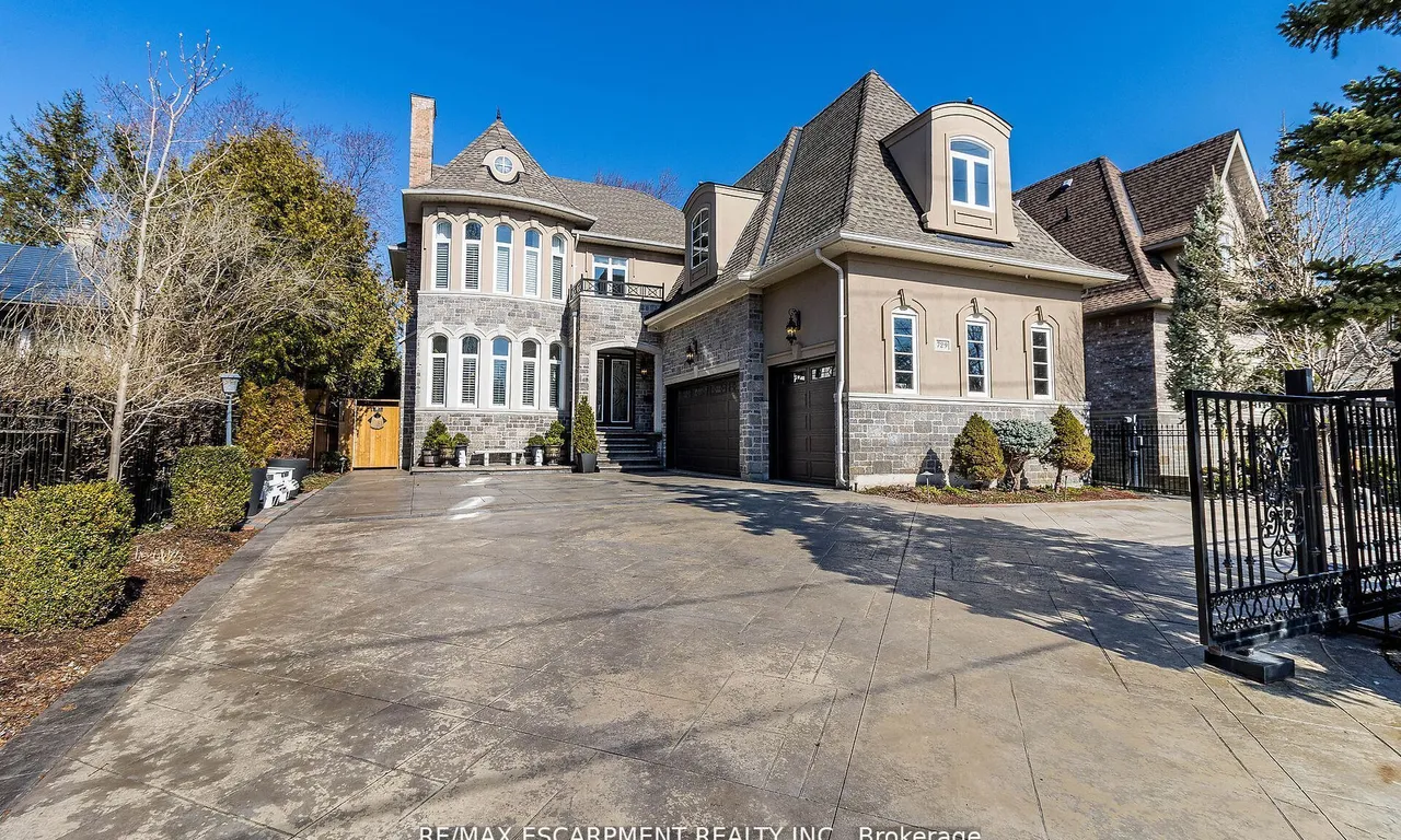 729 Queensway, Mississauga, ON L5C 1A7