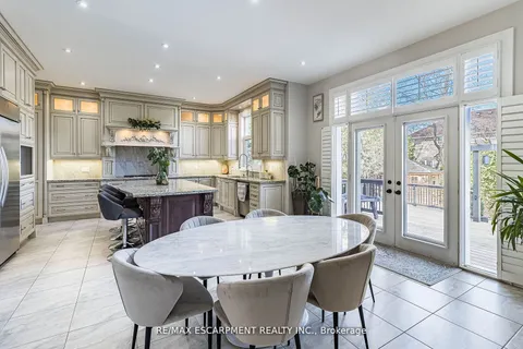 729 Queensway, Mississauga, ON L5C 1A7