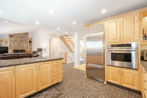 762 Vermouth Ave, Mississauga, ON L5A 3T3