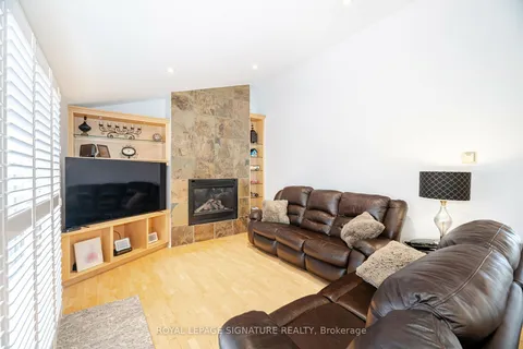 762 Vermouth Ave, Mississauga, ON L5A 3T3