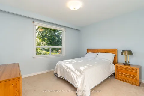 18 Bankfield Dr, Toronto, ON M9V 2P6