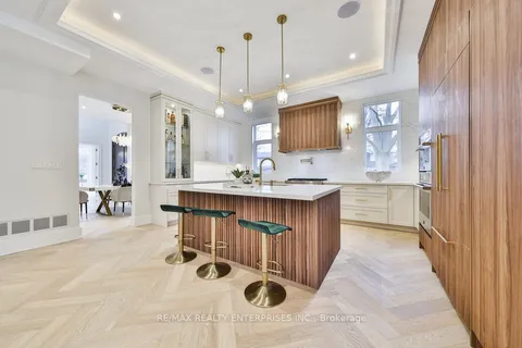 1112 Fair Birch Dr, Mississauga, ON L5H 1M3