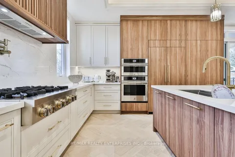 1112 Fair Birch Dr, Mississauga, ON L5H 1M3