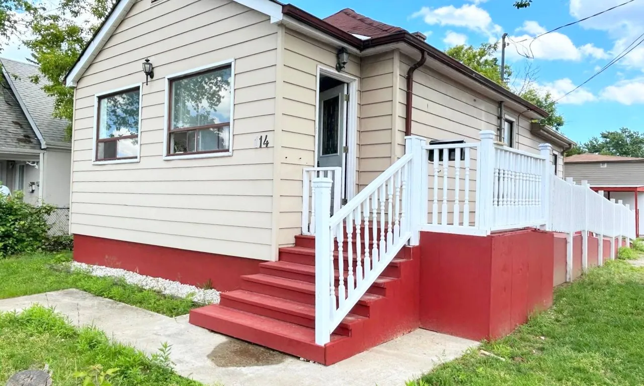 114 King St, Mississauga, ON M9W 1N7