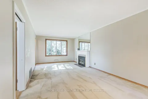 1021 Hedge Dr, Mississauga, ON L4Y 1G3