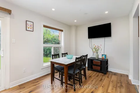 2132 Bosack Crt, Mississauga, ON L5K 2M2