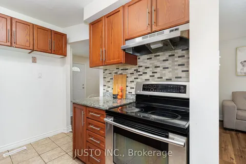 2132 Bosack Crt, Mississauga, ON L5K 2M2