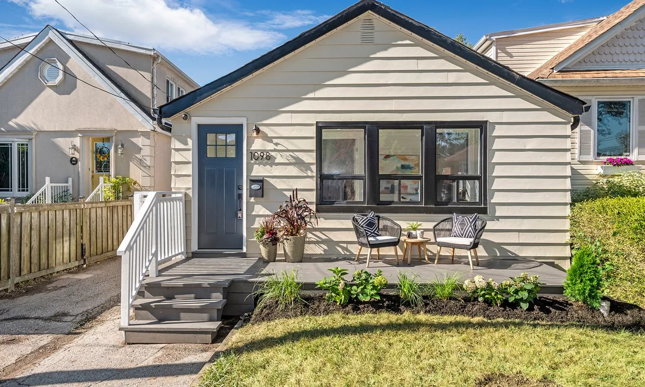 1098 Eastmount Ave, Mississauga, ON L5E 1Z4