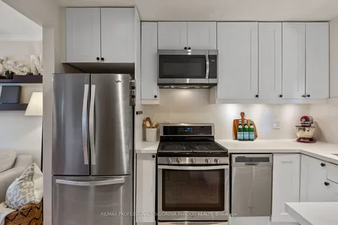 45 Stephen Dr, Toronto, ON M8Y 3M8