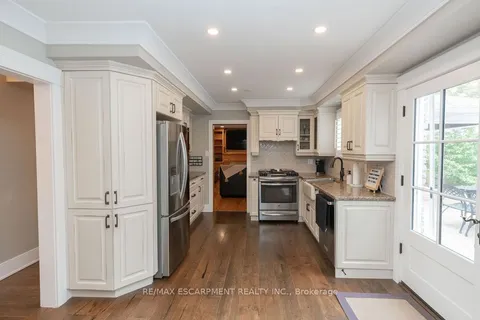 493 Wicklow Rd, Burlington, ON L7L 2J1