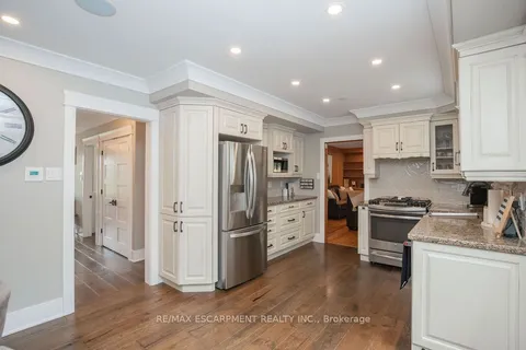 493 Wicklow Rd, Burlington, ON L7L 2J1