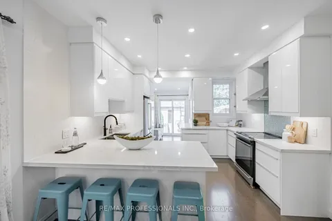 1251 Dufferin St, Toronto, ON M6H 4C2