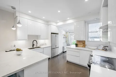 1251 Dufferin St, Toronto, ON M6H 4C2