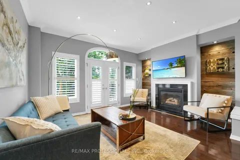 195 Grand Ave, Toronto, ON M8Y 3Y3