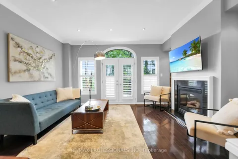 195 Grand Ave, Toronto, ON M8Y 3Y3
