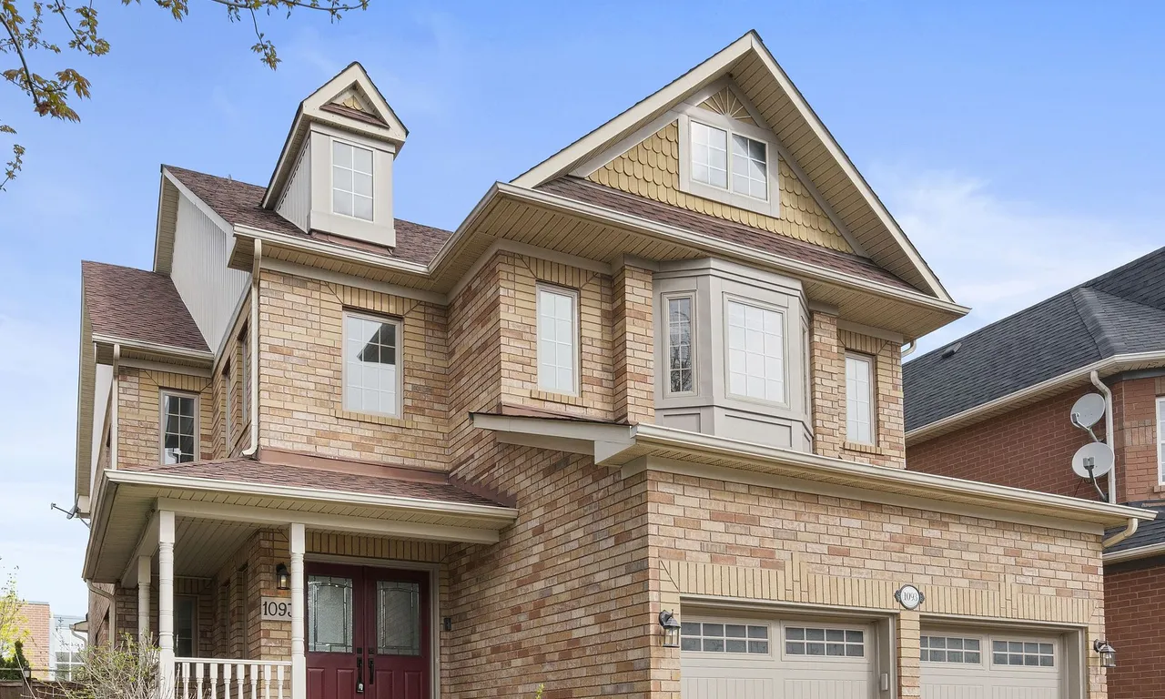 1093 Lamplight Way, Mississauga, ON L5W 1J3