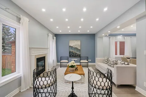 1093 Lamplight Way, Mississauga, ON L5W 1J3