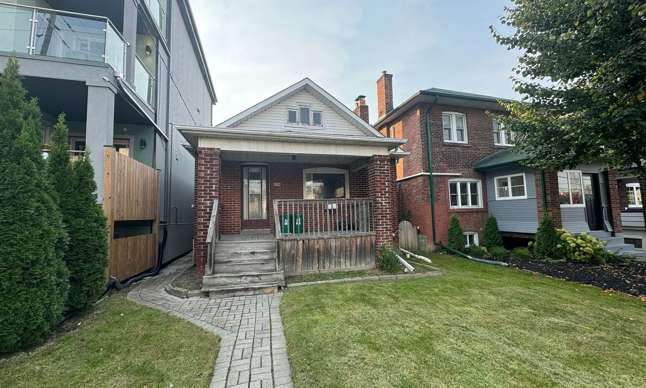 2502 Lake Shore Blvd, Toronto, ON M8V 1E1