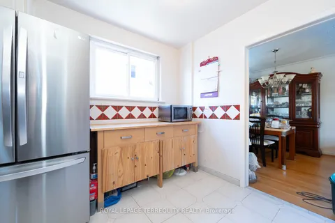 18 Rosette Crt, Toronto, ON M9M 1Z7