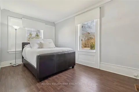 42 JOHN St, Halton Hills, ON L7J 2A7