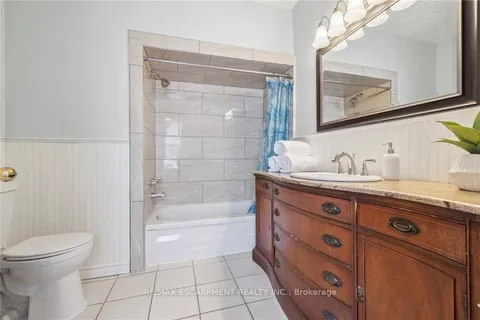 42 JOHN St, Halton Hills, ON L7J 2A7