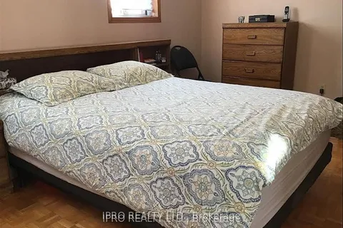 98 North Carson St, Toronto, ON M8W 4C5