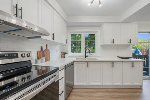 1227 Cornerbrook Pl, Mississauga, ON L5C 3J3