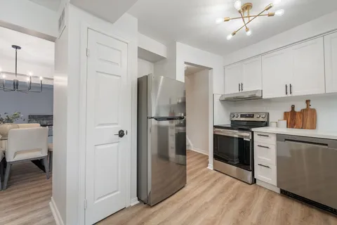 1227 Cornerbrook Pl, Mississauga, ON L5C 3J3