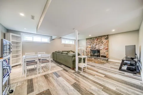 2597 Homelands Dr, Mississauga, ON L5K 1H5