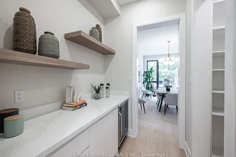 7 Charleston Rd, Toronto, ON M9B 4M6