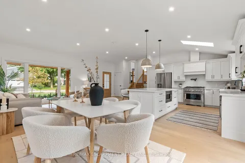 332 Swinburne Rd, Burlington, ON L7N 2A1