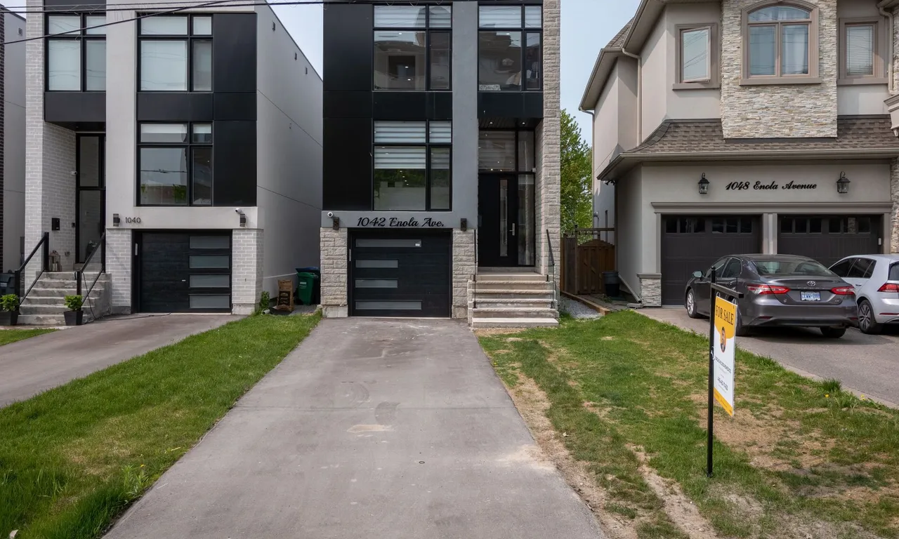 1042 Enola Ave, Mississauga, ON L5G 4A9