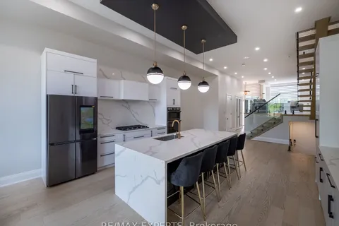 1042 Enola Ave, Mississauga, ON L5G 4A9