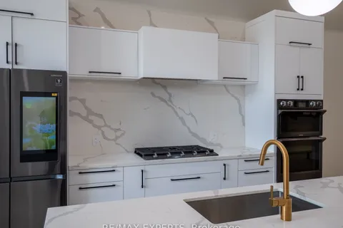 1042 Enola Ave, Mississauga, ON L5G 4A9
