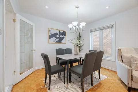 2485 Strathmore Cres, Mississauga, ON L5M 5K9