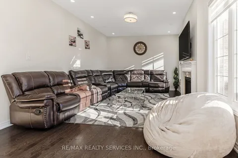 76 Elmcrest Dr, Brampton, ON L6Y 5Z1