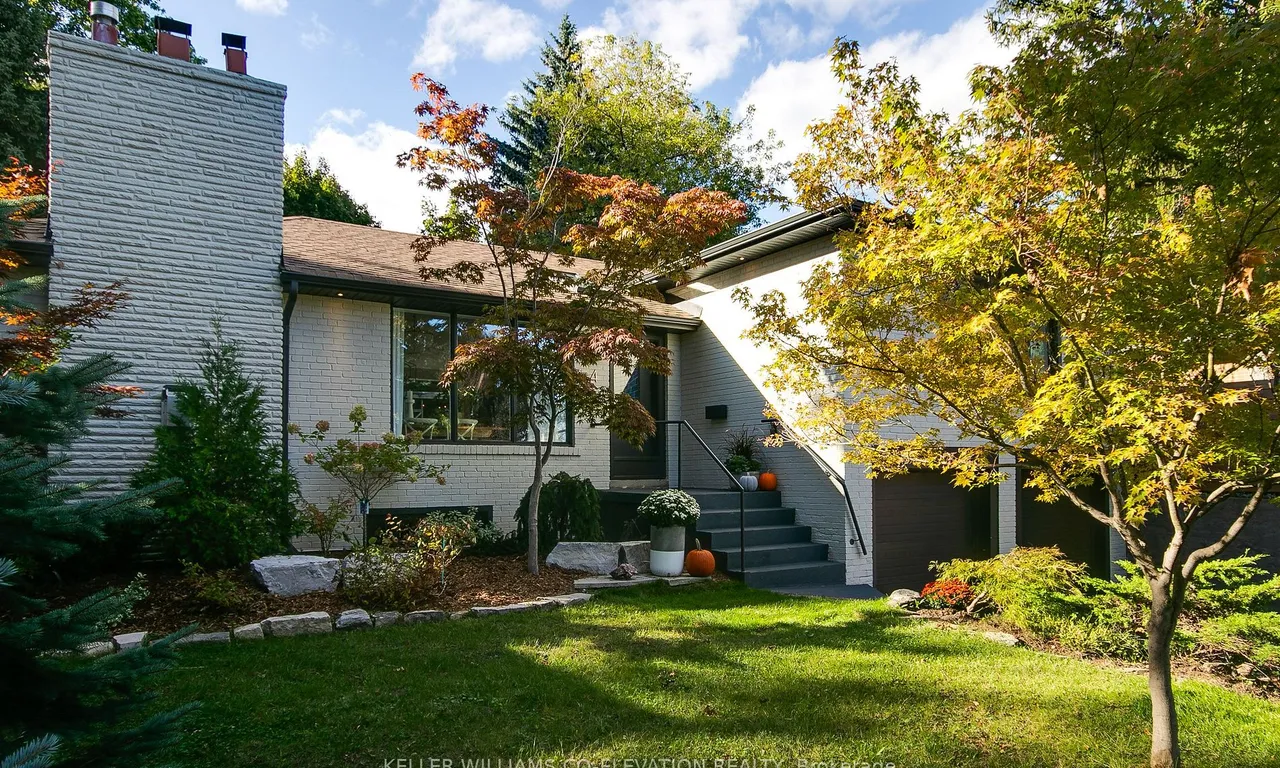 4 Pinehurst Cres, Toronto, ON M9A 3A5