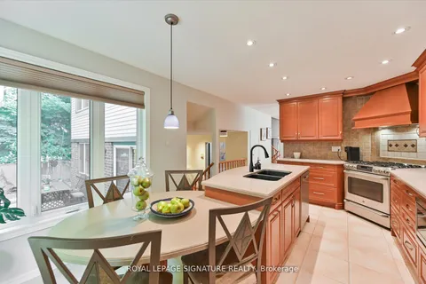 2368 Folkway Dr, Mississauga, ON L5L 3B6