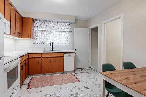 38 Stanwood Cres, Toronto, ON M9M 1Z9