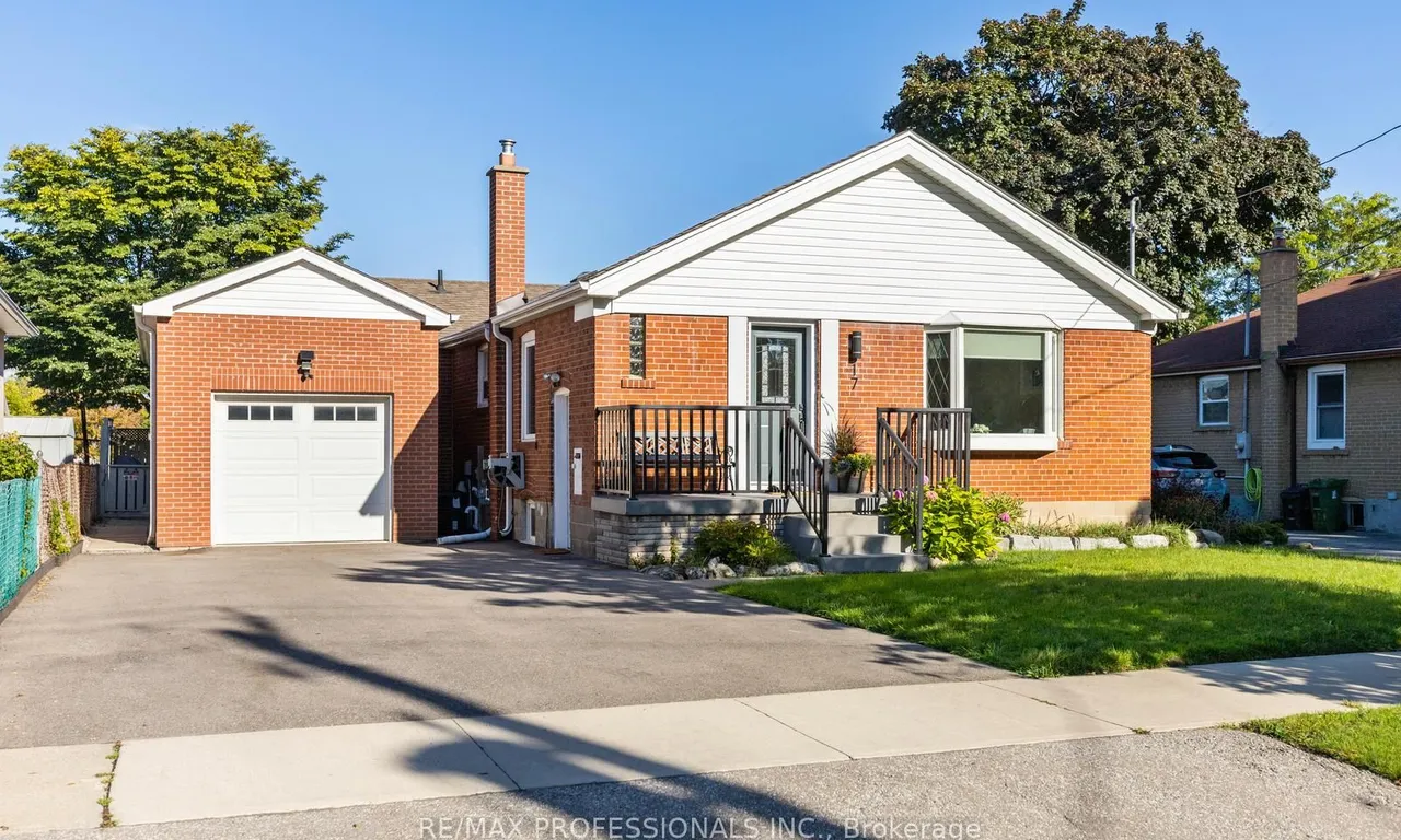 17 Delma Dr, Toronto, ON M8W 4N3
