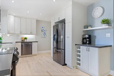 17 Delma Dr, Toronto, ON M8W 4N3