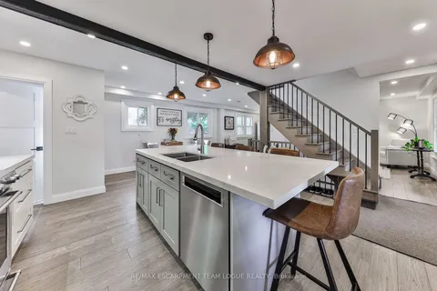 668 Cherrywood Dr, Burlington, ON L7T 3X1