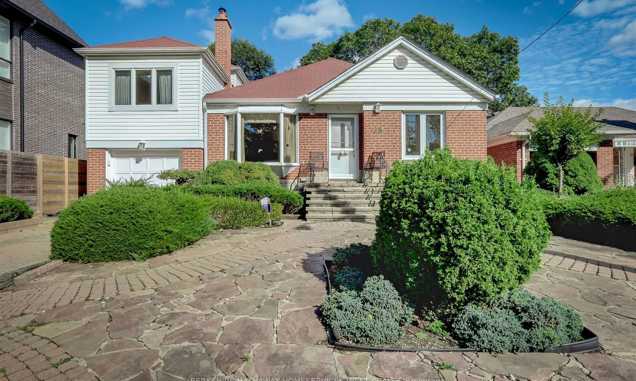 25 Beaucourt Rd, Toronto, ON M8Y 3G1