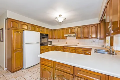 2960 Weston Rd, Toronto, ON M9M 2S7