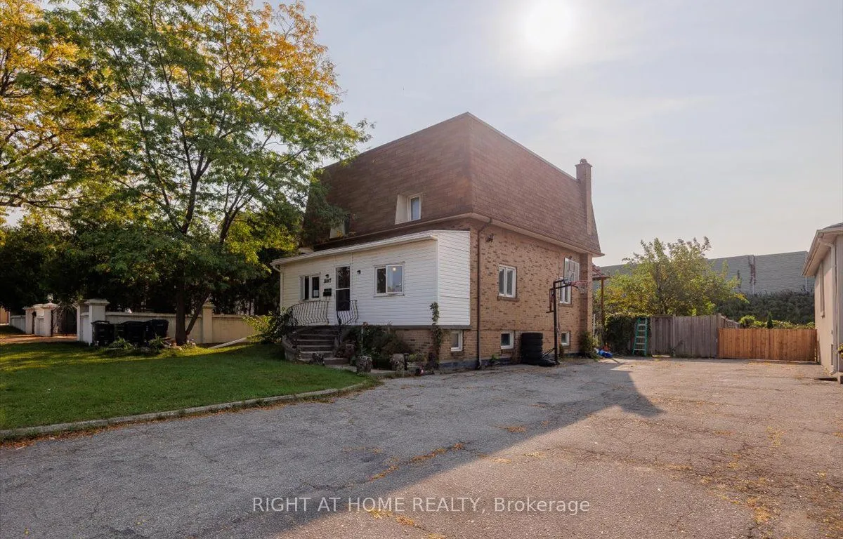 153 Downsview Ave, Toronto, ON M3M 1E6