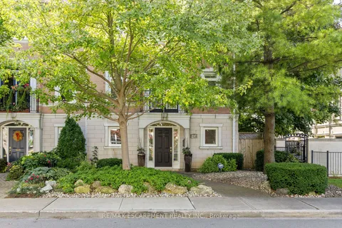 126 Brant St, Oakville, ON L6K 3X6