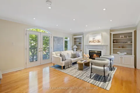 126 Brant St, Oakville, ON L6K 3X6