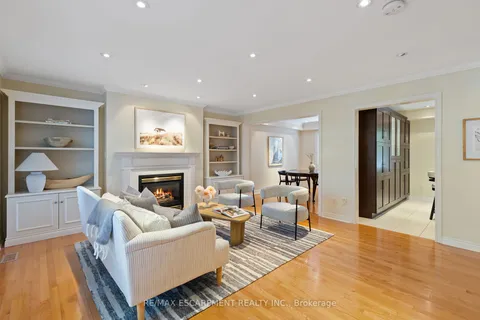 126 Brant St, Oakville, ON L6K 3X6