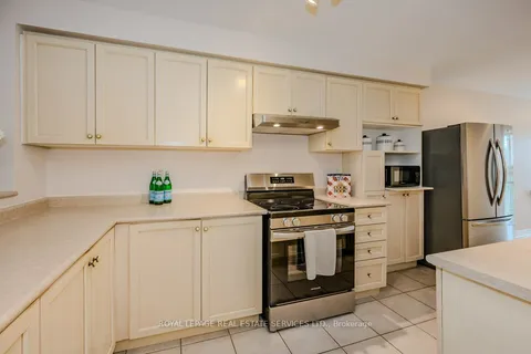 2225 Hummingbird Way, Oakville, ON L6M 3Z6